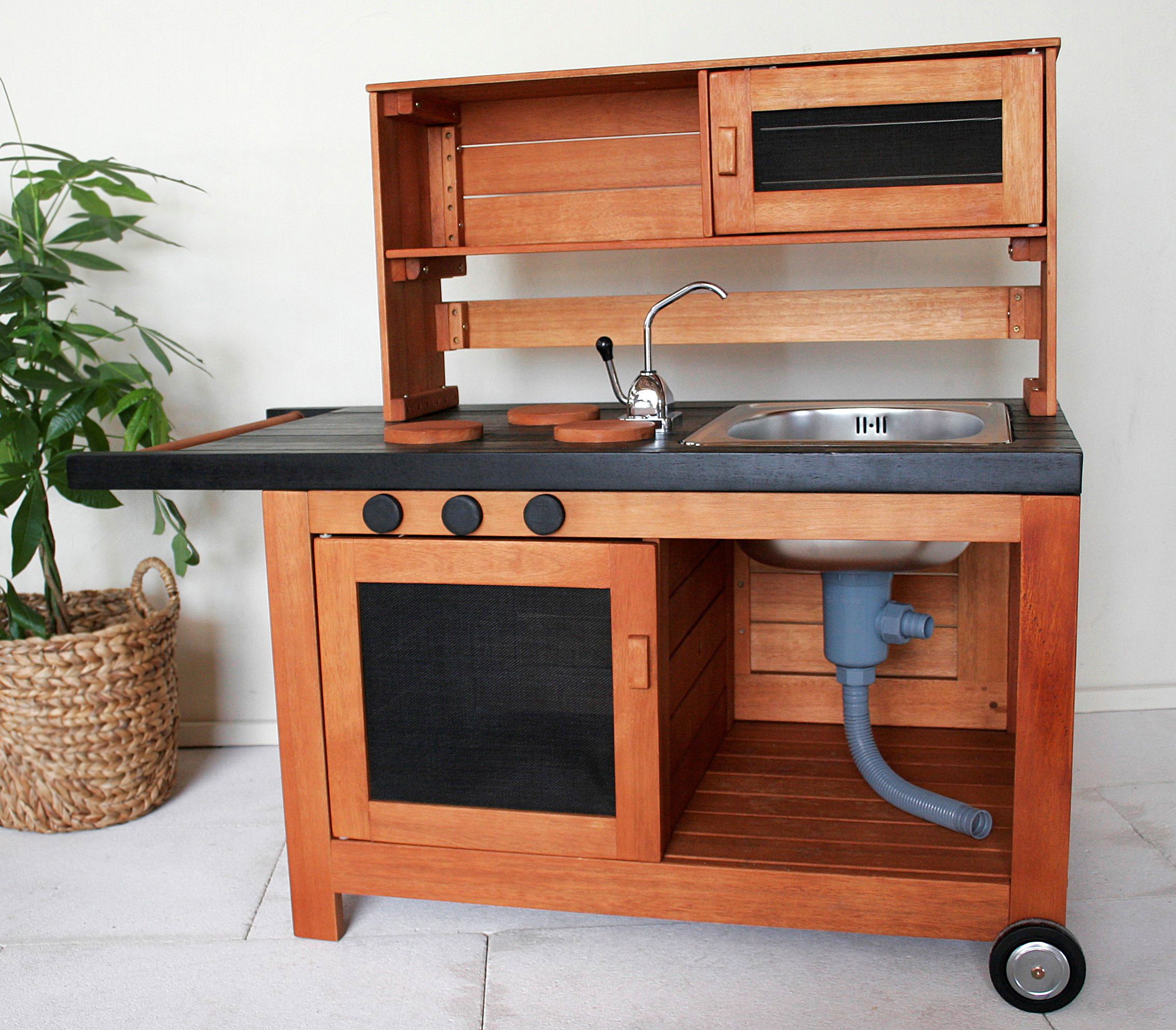 Outdoor Mobile Kitchen with Pump